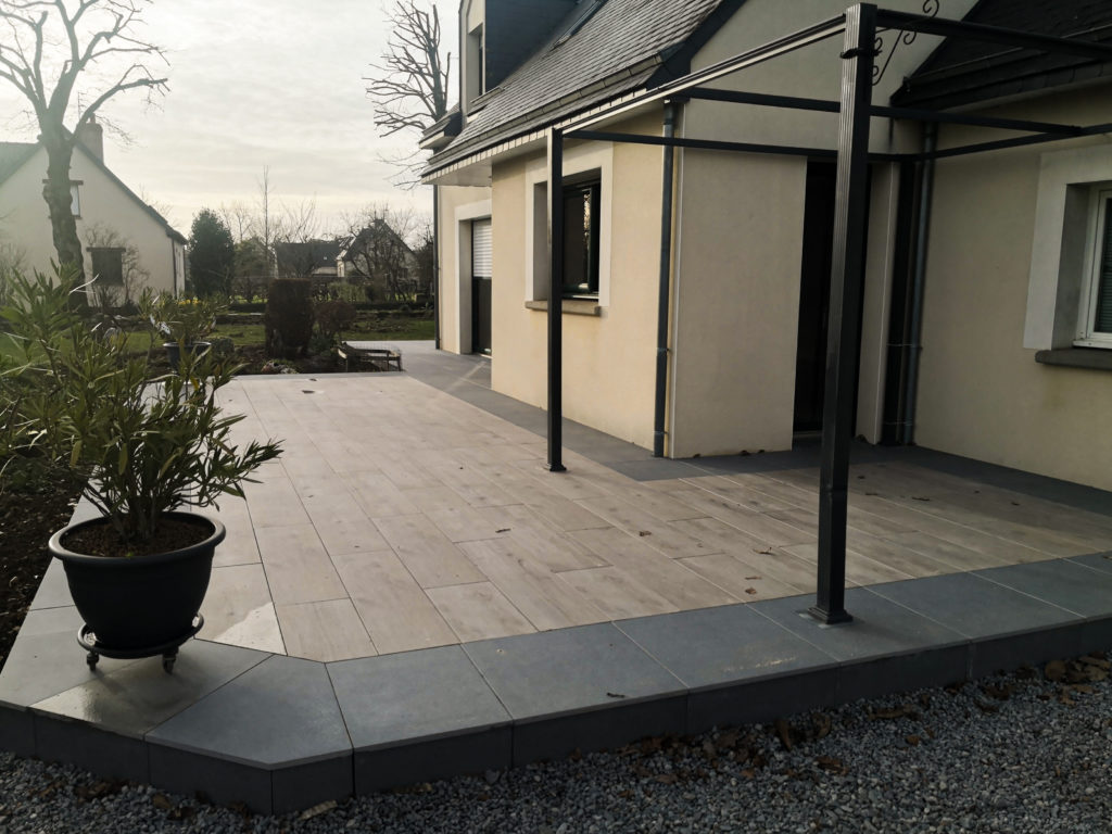 nettoyage d'une terrasse en grès céramique sur plots