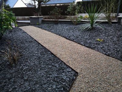 aménagement d’allée en nid d’abeille et bordure acier corten et massifs aménagement d'allée en nid d'abeille et bordure acier corten et massifs