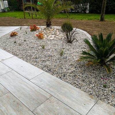 aménagement de terrasse grès céramique posé sur plots et réalisation de massifs et engazonnement