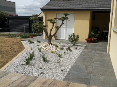 réalisation de terrasse et allée en grès céramique posée sur plots et aménagement de massifs réalisation de terrasse et allée en grès céramique posée sur plots et aménagement de massifs